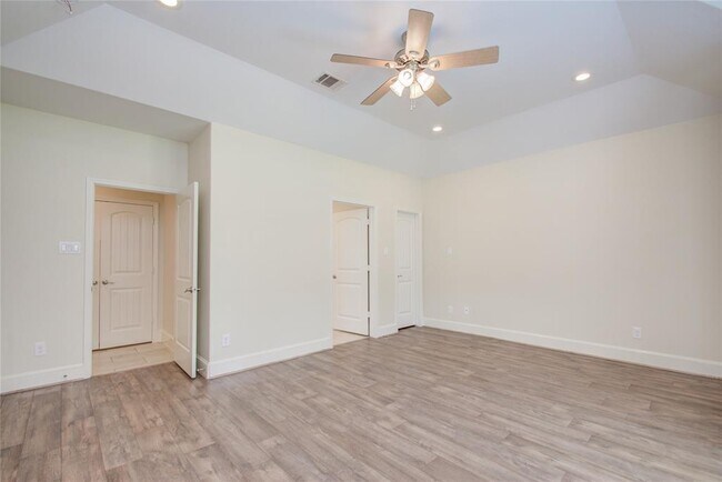 Building Photo - 10572 Twin Oak Dr