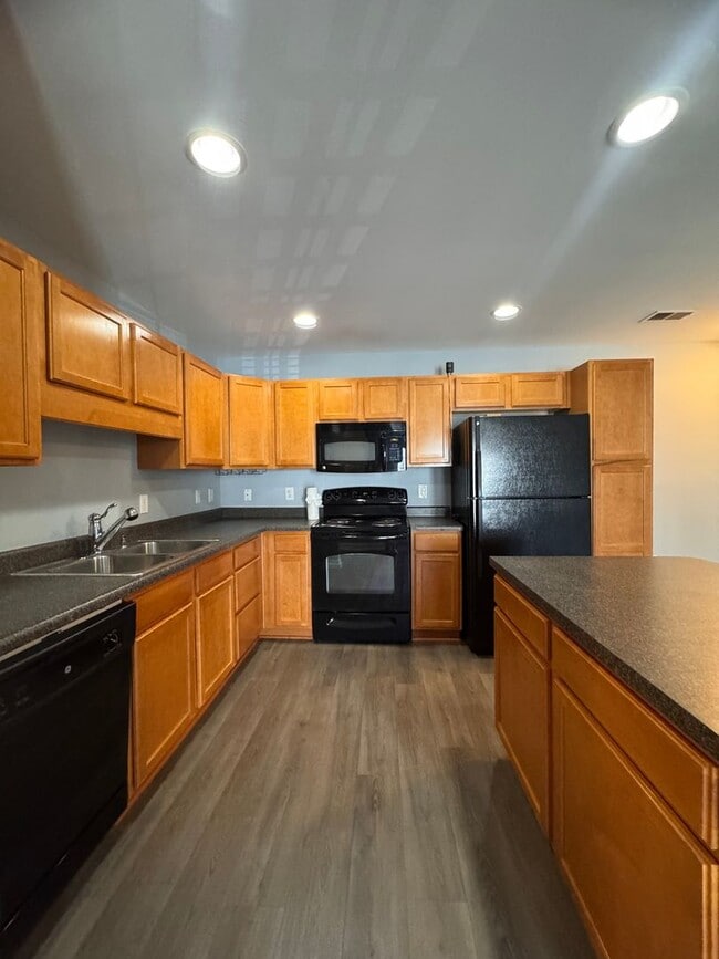 Building Photo - 2BR 2BA Condo with All Appliances Included
