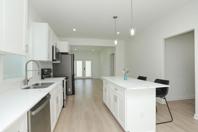 Building Photo - For Lease | 3 Bed, 2 Bath |1,350 Sq Ft |Tr...