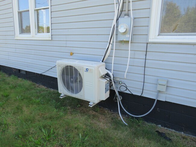 Building Photo - 3 Bedroom 2 Bath Home