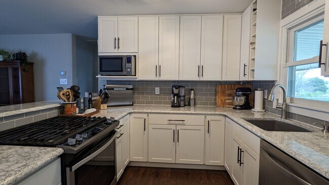 Building Photo - BEAUTIFUL MODERN 3 BED/2 BATH RANCHER IN E...
