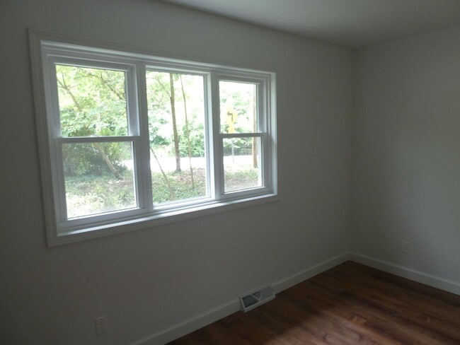 Building Photo - 3 Bedroom 2 Bath Home- Old South West