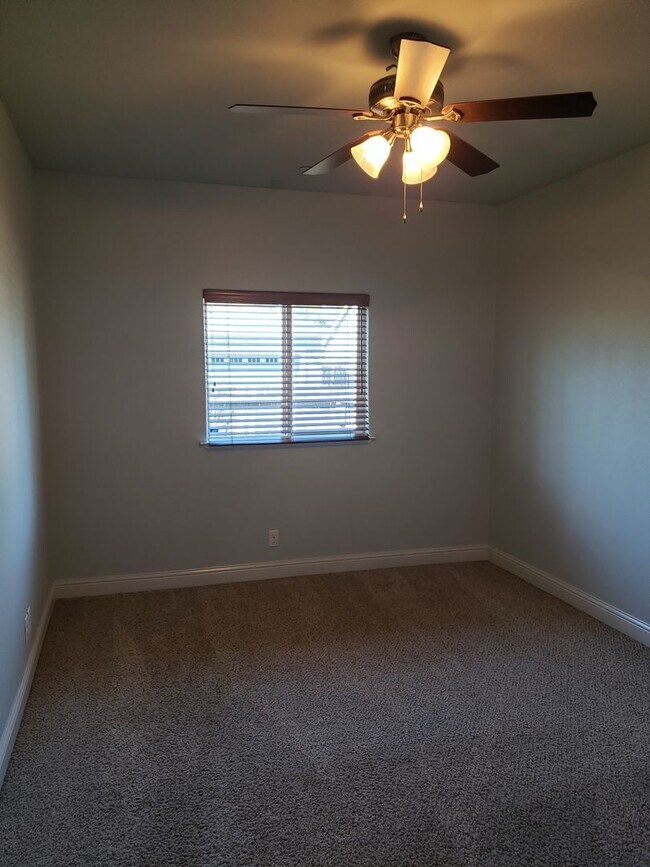 Building Photo - 822 W 11th Ave