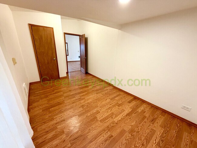 Building Photo - Awesome Mid-Century Classic 3-Bedroom House in NE Portland - $100 OFF FIRST MONTH
