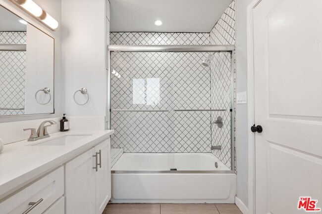 Building Photo - 1231 W 49th St