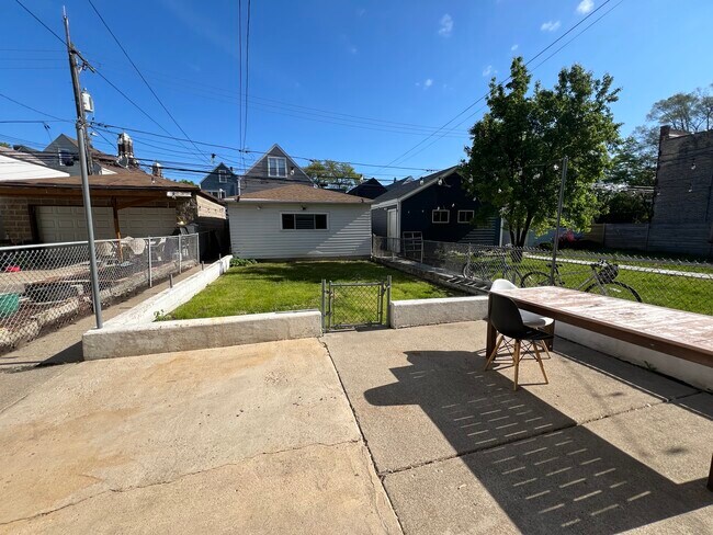 Building Photo - 3610 W Diversey Ave