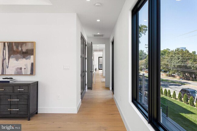 Building Photo - 1733 Chain Bridge Rd