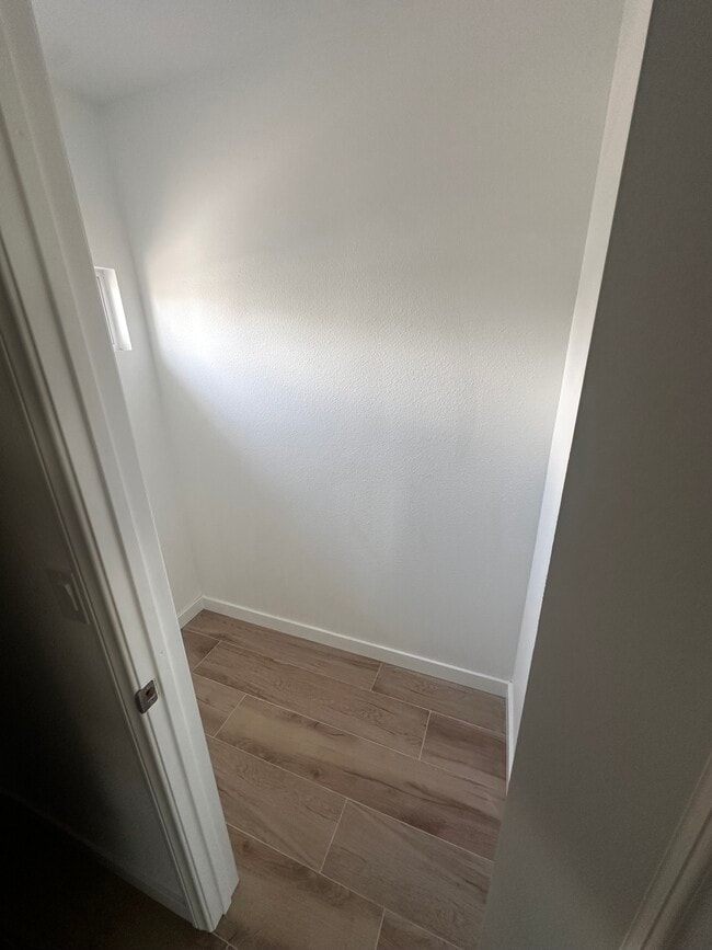 Building Photo - 1406 W Maxzim Ave