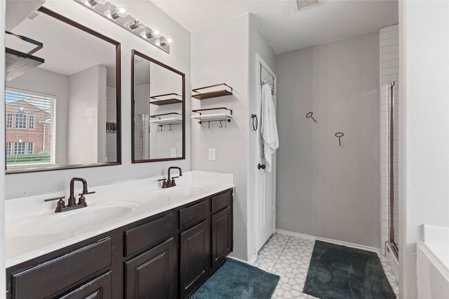 Building Photo - 10819 Redwood Dr