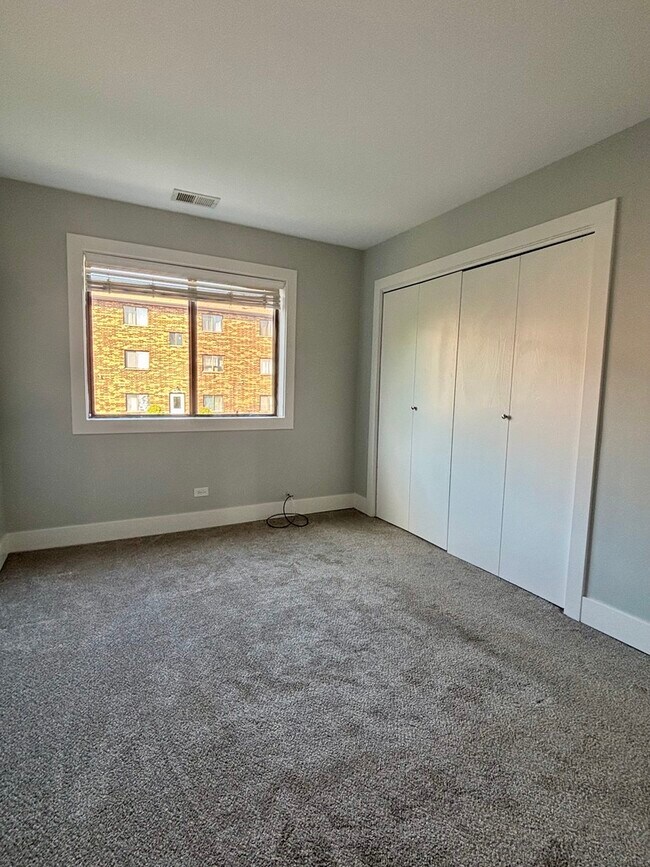 Building Photo - 14949 Lake View Dr