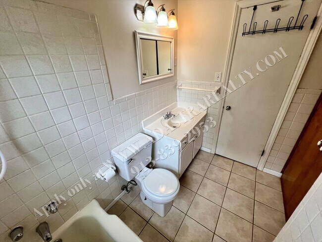 Building Photo - Darling 4 Bed 2 Bath Ranch in Olathe-Available NOW!!