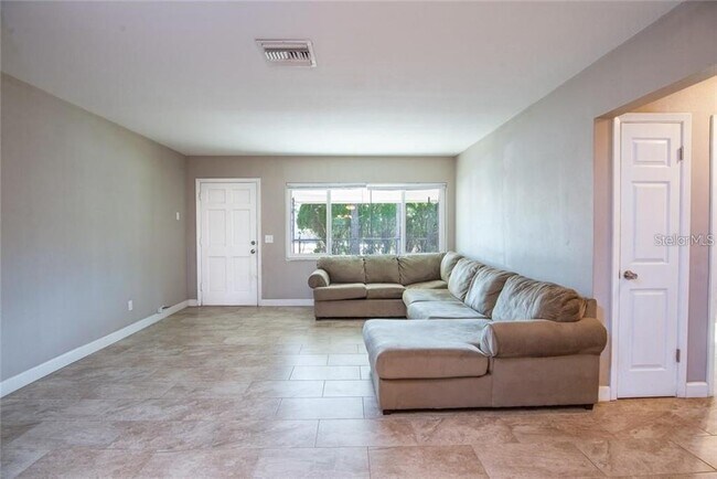 Building Photo - 2074 Greenbriar Blvd