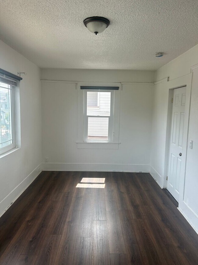 Building Photo - 725 44th St