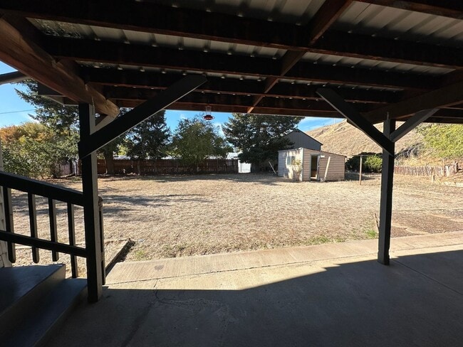 Building Photo - Spacious 4 Bedroom Home with Fireplace & F...