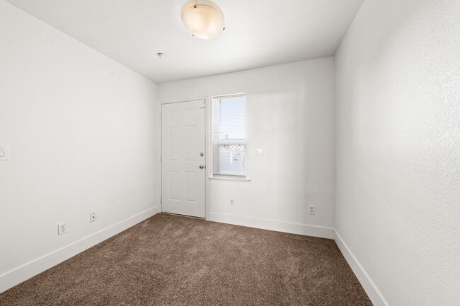 Building Photo - Charming 2bd, 2bth with loft - Hayward's C...