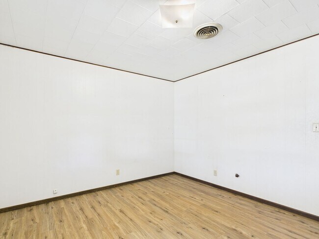 Building Photo - 126 Northwest Dr