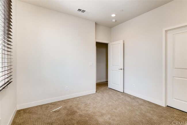 Building Photo - Stunning Tri Level Home in Great Park Community