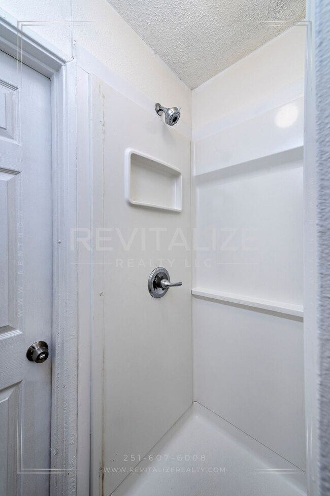 Building Photo - 3 BR 2 BA Home with Fenced Yard & Carport