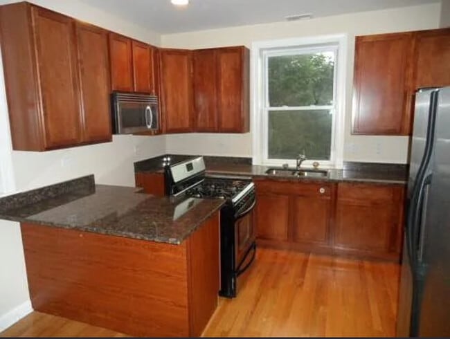 Building Photo - 7211 N Damen Ave