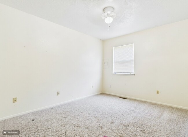 Building Photo - 1515 Pine Ridge Dr