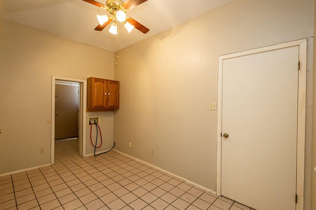 Building Photo - 2006 Piedra China St