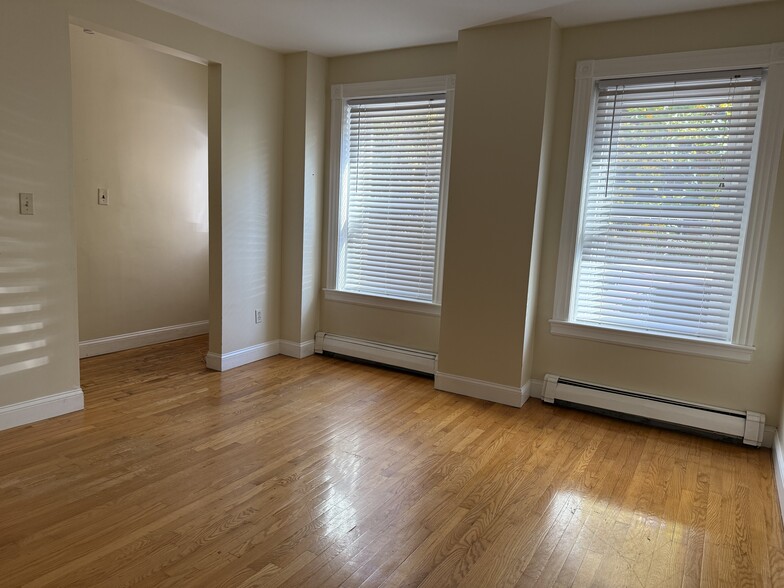 Building Photo - 18 Holmes St