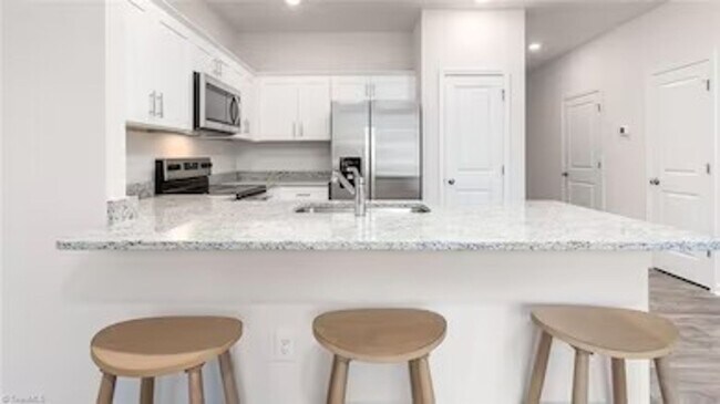 Building Photo - 1707 Komondor Trl
