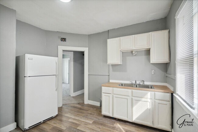 Building Photo - 3813 W Euclid St