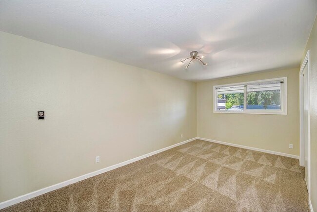 Building Photo - Edmonds 5 Bedroom 3.5 Bath Fully Fenced
