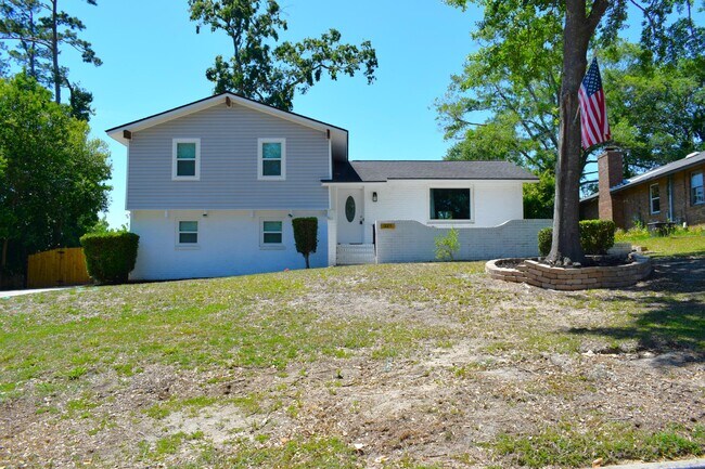 Building Photo - 321 Oak Lake Dr