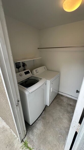 Building Photo - 2424 Santa Ana Ave