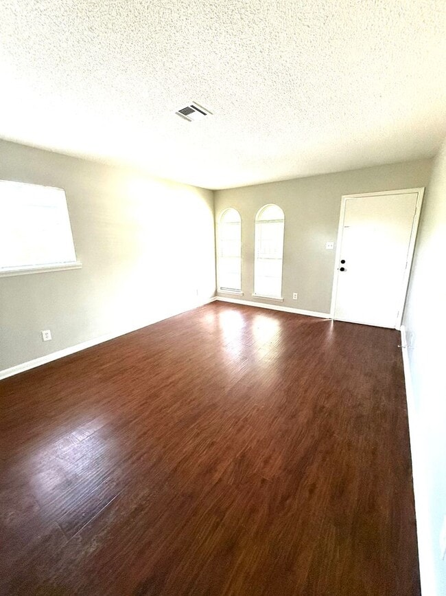Building Photo - ** 4 Bed 1.5 Bath located by lagoon park ** Call 334-366-9198 for a self tour