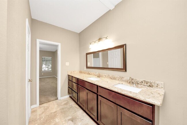 Building Photo - 17573 Red Oak Dr