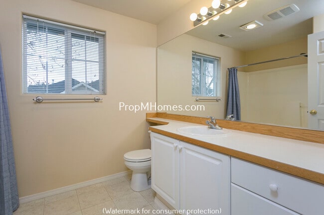 Building Photo - Stylish Beaverton Townhome with Attached Garage!