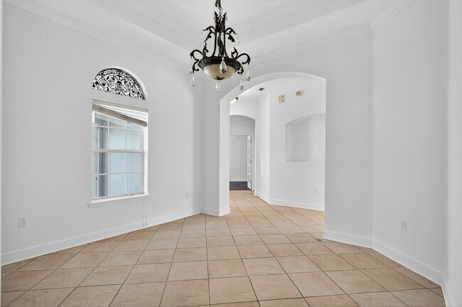 Building Photo - Gated Community!