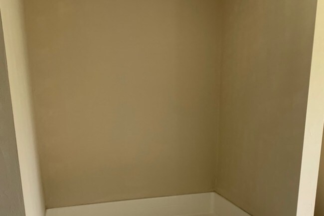 Building Photo - 1233 Damen St E