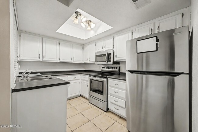 Building Photo - 461 W Holmes Ave