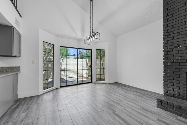 Building Photo - Beautiful home in central location