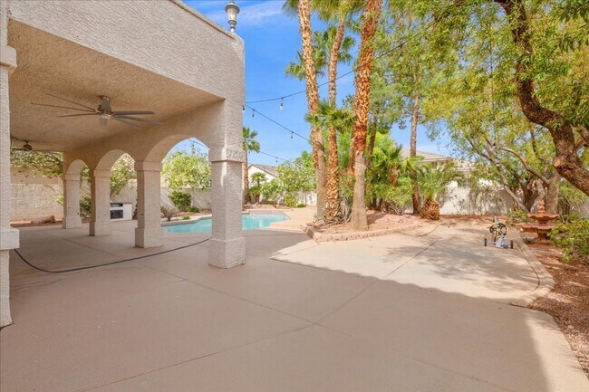 Building Photo - Expansive 4 Bedroom Home with a Pool and L...