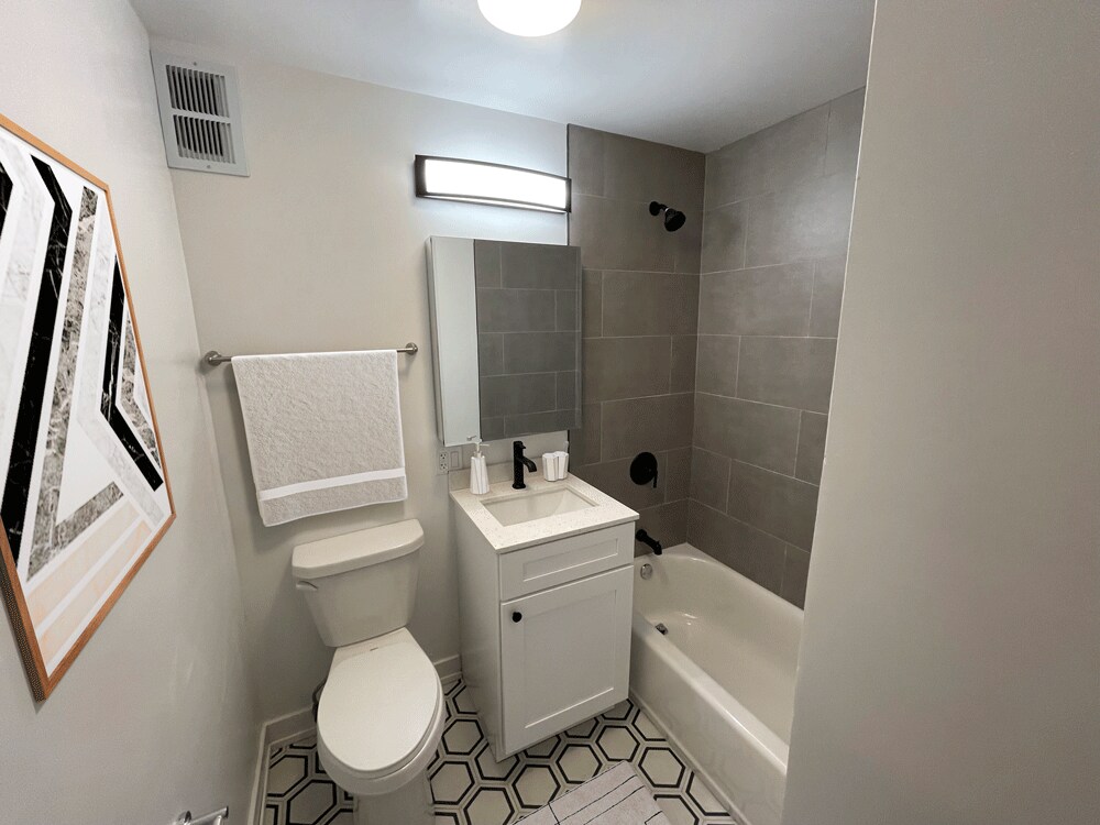 Building Photo - 6401 N Sheridan Rd