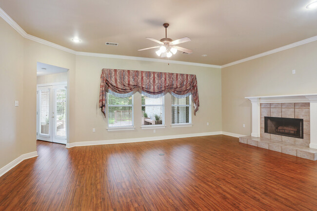 Building Photo - Empty Mandeville Home Seeking Family for O...