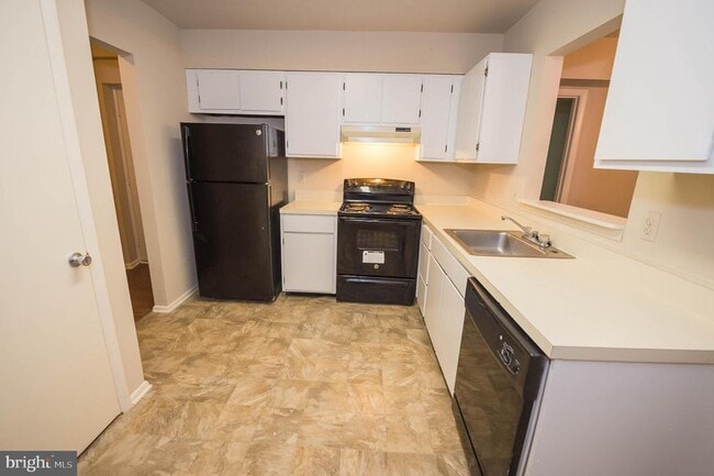 Building Photo - 803 College Ln