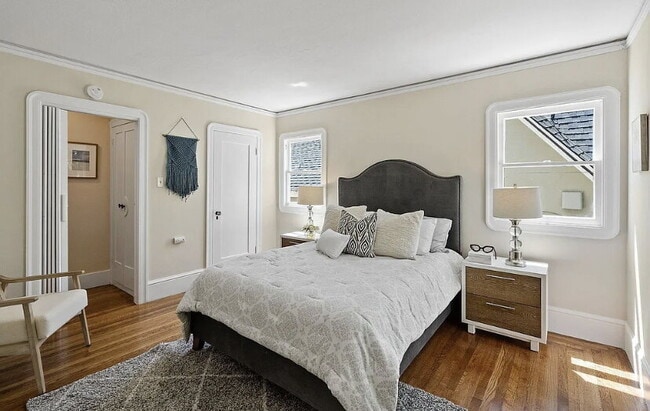 Building Photo - NO HOA!!!  This 1 bedroom 1 bathroom split...