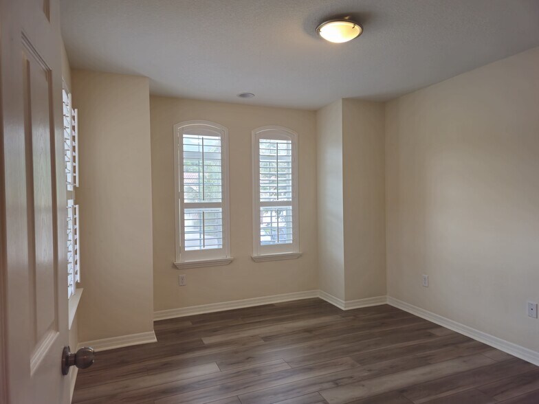 Building Photo - 14 Meridian Dr