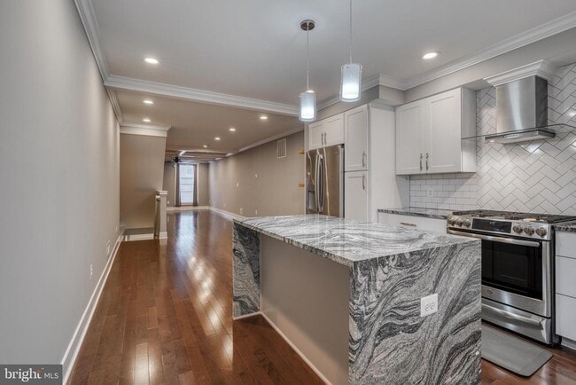 Building Photo - 939 Baylis St