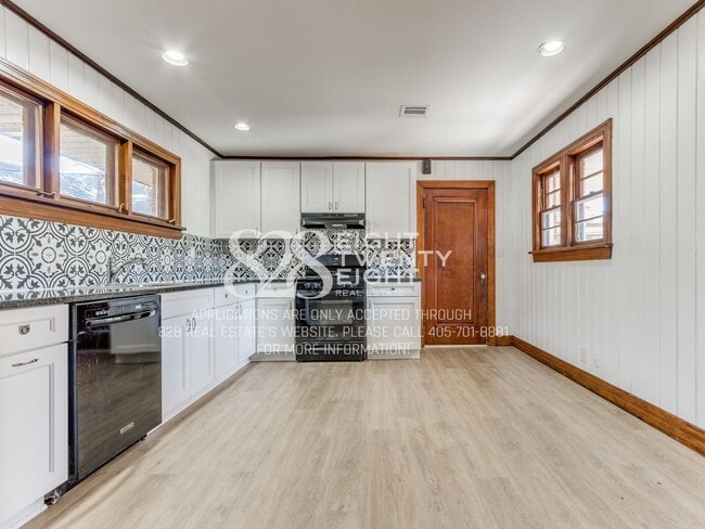 Building Photo - **COMING SOON FOR JUNE 2026 MOVE IN!** 3 BED/2 BATH DUPLEX - CLOSE TO CAMPUS!