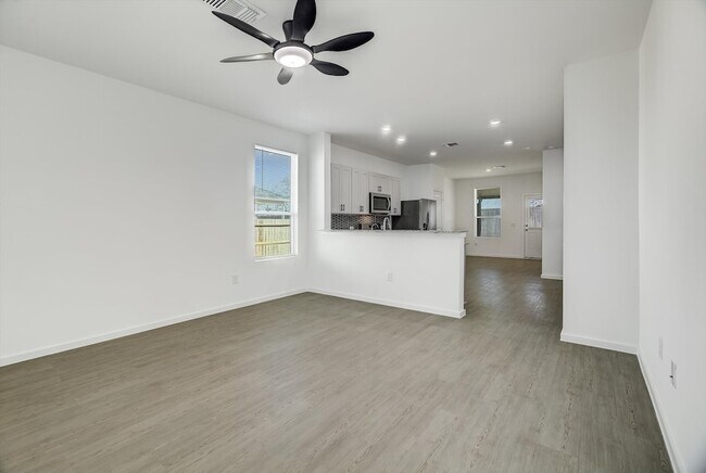 Building Photo - 519 Louis Ln