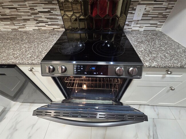 Building Photo - 733 SE 1st Way