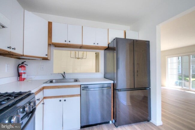 Building Photo - 1301 Hawthorne Ct