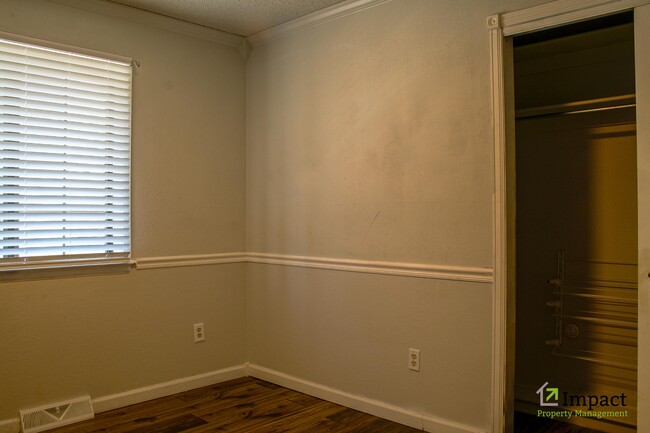 Building Photo - 8586 E Lakeview Dr